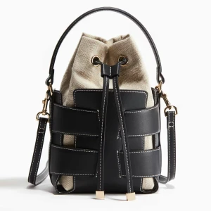 Svart och beige bucket bag med snörning - Intressekoll på min svarta väska från h&m. Väskan säljs inte längre och är väldigt populär. Använd flitigt men är i jättebra skick.💓 skriv vad du hade kunnat tänka dig att betala för den💓💓