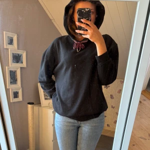 Svart hoodie med lila snören - Svart hoodie med huva och lila snören i halsen. Märket ”soc” från Stadium. Storlek XS på lappen men passar S. Nypris 299kr💜
