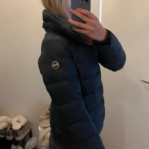 Colmar jacka - Perfekt nu för vintern!!  (Lånade bilder) passar strl xs-m håller dig jätte varm, pris kan diskuteras❤️ loggan är ganska förstört därför billigt pris