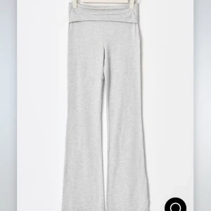 Ljusgråa yoga pants - Superbekväma ljusgrå mjukisbyxor med bootcut-ben och bred midja. 