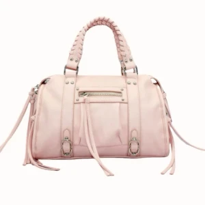 Amor city bag Belle - Aldrig använd. Säljer en ljusrosa handväska i skinn med flätade handtag och silverfärgade metalldetaljer. Väskan har dragkedja framtill, dekorativa spännen och långa remmar på sidorna. Perfekt för dig som gillar snygga accessoarer med coola detaljer. 