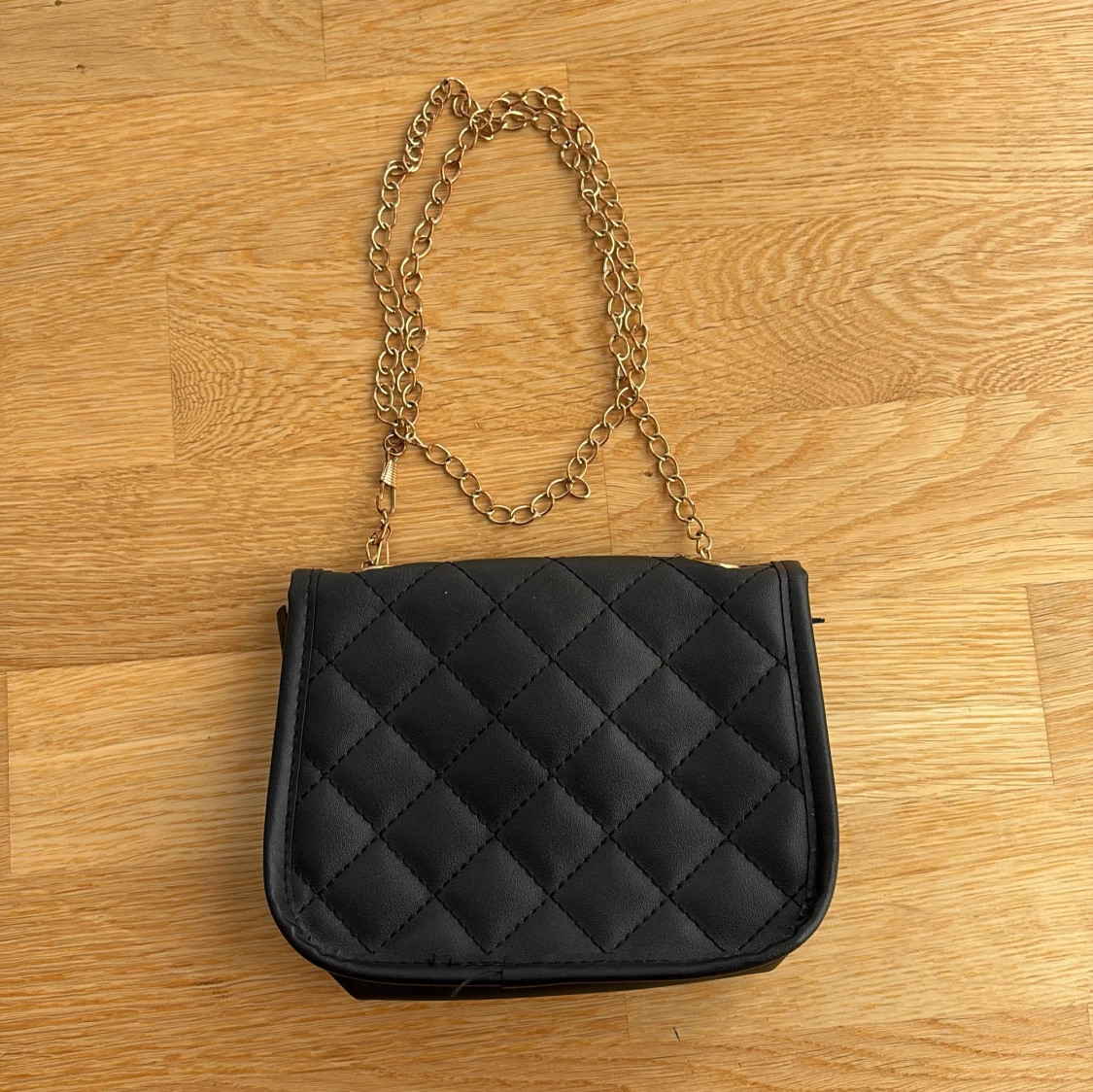 Svart quiltad axelväska med guldkedja - 1
