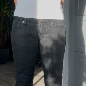 Lågmidjade jeans (Söker) KÖP EJ ARTIKELN  - Dessa SUPERRR snygga jeansen är från Fornarina!! Dom är i Storlek 27 men tyvärr är dom för små i längden😞 Så jag undrar ifall nån som har samma byxor fast större storlek som dom säljer/ vill byta!! Hör av er isf! (Bilderna är mina på mina jeans men söker ett par större) ❣️❣️