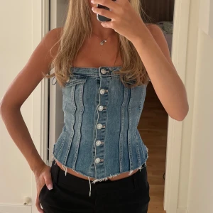 Jeanskorsett - Jeanskorsett från zara. Endast använd en gång. Osäker på om det är strl XS eller S, men dubbelkollar självklart vid intresse!