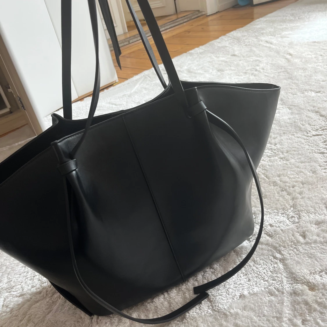 Svart axelväska i skinn med gulddetalj - 2