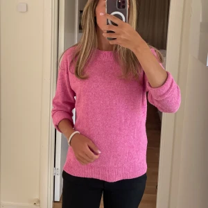 Rosa stickad tröja  - Rosa stickad tröja från Vero Moda. OBS!! Den är lite nopprig, men den kan leva vidare ett tag till. Strl M. 
