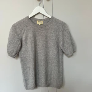 Grå 100% kashmirtröja från Soft Goat - Superfin kashmirtröja från Soft Goat. Mycket bra skick, pris kan diskuteras.🩶
