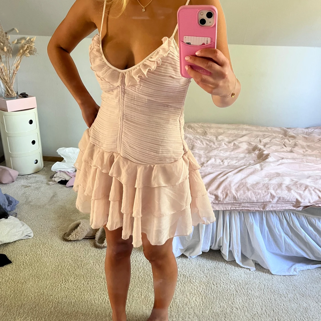 Ljusrosa volangklänning med smala axelband - 1