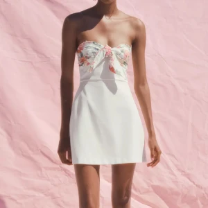 Slutsåld Zara klänning  - Såå fin slutsåld Zara klänning med prislapp kvar! (har i storlek XS & S) 💖💖💖