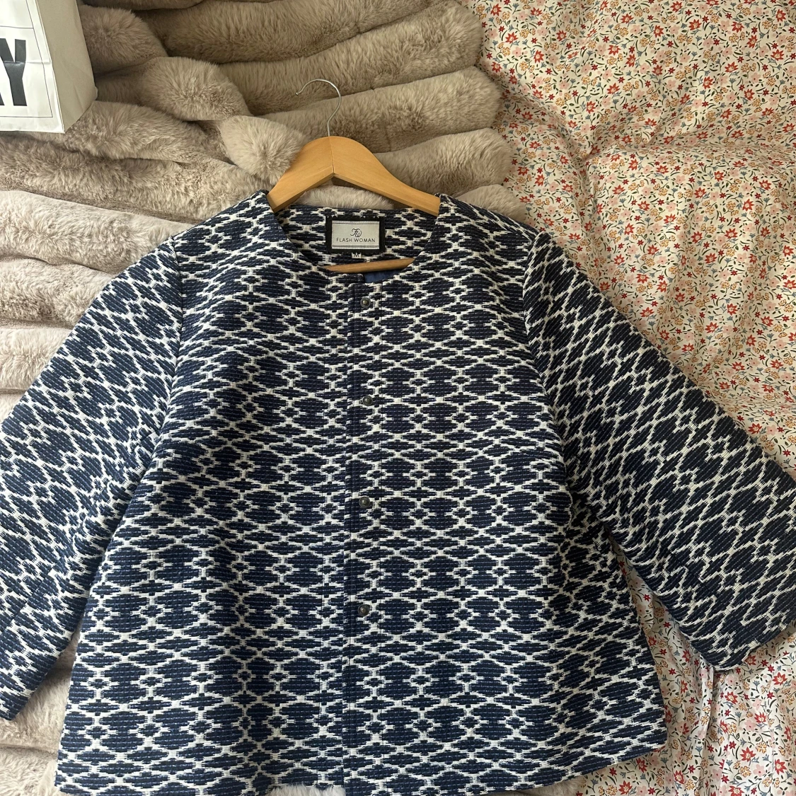 Mönstrad blåvit rock från Flash Woman