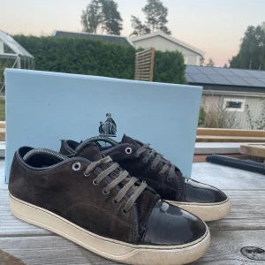 Lanvin skor lackad tå - Snygga sneakers från Lanvin Paris  skor i brun färg riktigt snygga för skol starten för att få många komplimanger är i ett bra skick med mycket kvar helt ny impregnerad riktigt fräsch för ett riktigt bra pris den stygnen har gott sönder lite vid början av tungan men är inget man tänker på
