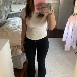Svarta bootcut jeans Gina Tricot - Säljer dessa jeansen eftersom de inte kommer till användning!❤️