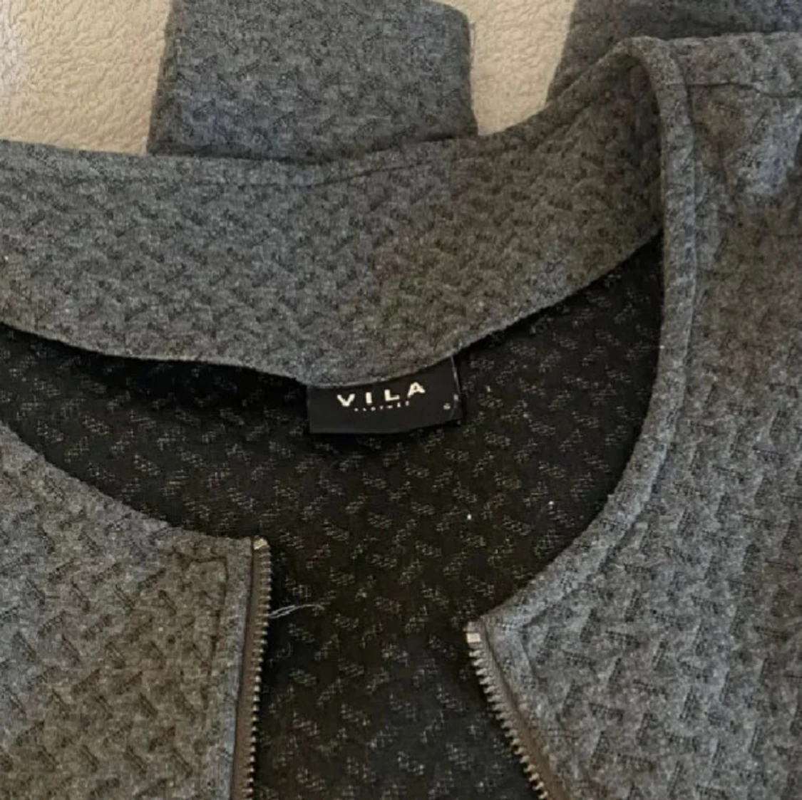 Grå kofta med dragkedja från VILA - 2