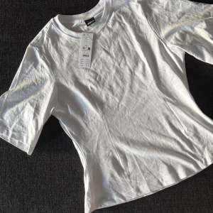 T-shirt med indragen midja - Superfin ny T-shirt ifrån Gina tricot med insydd midja💖slutsåld på hemsidan