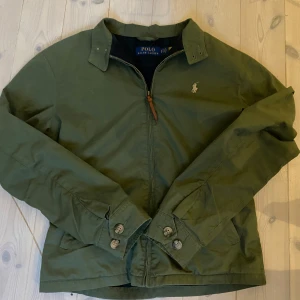 Grön vindjacka från Polo Ralph Lauren - Säljer denna riktigt feta Ralph Lauren overshirten/jackan. Den är i storlek xs men på nått sätt är den ba på gränser för liten för mig som är 179 cm. Tveka inte på att häva av er vid funderingar. Kvitto finns också