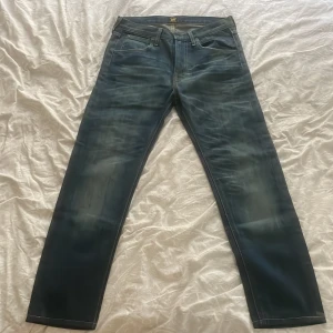 Lee jeans - Mörkblåa Lee jeans, jeansen är raka och är i storlek W29 L32 dom är helt fläckfria och knappst använd. Skriv för fler frågor/bilder!