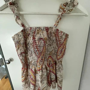 Blus - Säljer beige topp andvänd ett fåtalgånger men den är som ny!