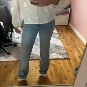 Jeans från Bikbok - Säljer ett par ljusblå jeans med midwaist och wide fit. Klassisk femficksmodell med dragkedja och knapp. Jeansen har raka, vida ben och är tillverkade i mjukt denim. Perfekta för en chill och trendig look.