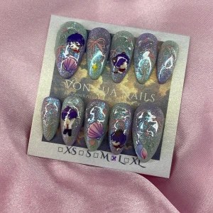 Rafayel (L);Medium Almond - Handgjorda press-on naglar i mandelform med lila och turkos glitter, dekorerade med anime (Xavier), snäckskal, stjärnor och rosa rosetter. Naglarna har en glansig finish och 3D-detaljer som ger en unik och lekfull look. Perfekt för dig som vill sticka ut med kreativa naglar. L: 17 mm, 12,5 mm, 13 mm, 12 mm, 10 mm 