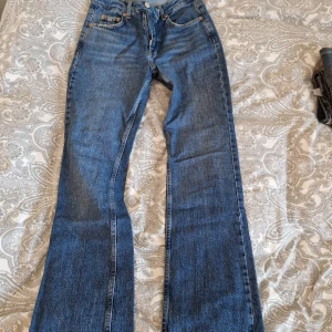 Blå Perfect Jeans från Gina Tricot - Snygga blå Perfect Jeans från Gina Tricot i klassisk femficksmodell. Jeansen har raka ben och normal passform, tillverkade i slitstarkt denim med snygga kontrastsömmar. Perfekta för dig som gillar en tidlös och enkel look.
