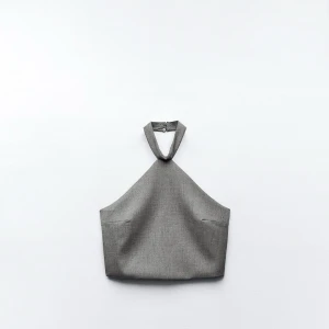 Grå halterneck topp - Snygg grå halterneck topp med hög hals och knäppning i nacken. Tidlös och stilren design med rak passform, perfekt att matcha med jeans eller kjol. Använd bara till studentskivor så i princip ny💖