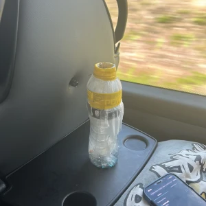 Pocket katt  - Använd två gånger,gjord av power ade flaska,plast påse,gul tape 