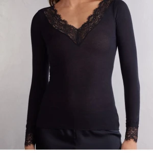 Ultralight lång blus i modalkashmir och spets Intimissimi - Säljer den här för använder aldrig den MEN det är små små defekter se bild 4 och 5, bild 4 är i armhålan på insidan och 5 är på insidan av en arm. Det är enkelt att klippa bort men hittar inte min sax.. Annars jättebra skick. Orginalpris: 490kr❤️
