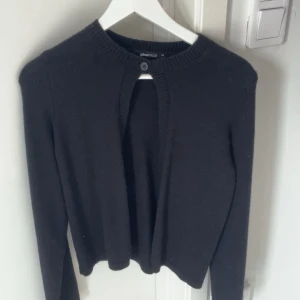 Svart kofta från Gina Tricot - En svart, enkel kofta från Gina Tricot med lång ärm och rund halsringning i storlek S. Koftan har en knapp upptill. Knappt använd. 💘💘