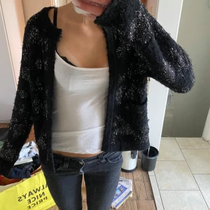 Så fin svart unik kofta från Zara! - Svart kofta jacka från Zara🥰Den är endast använd 1 gång, därför i mycket bra skick! Koftan har lång ärm och ett coolt mönster som ger en unik look. Perfekt för dig som vill sticka ut och addera lite extra till outfiten. Koftan säljs inte längre vilket gör den extra unik!💗💗Pris kan diskuteras!