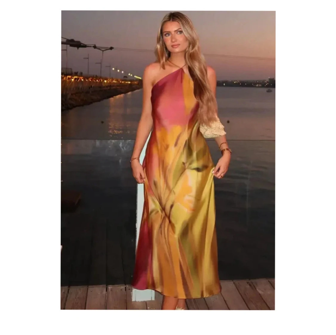 Färgstark långklänning med blommigt motiv