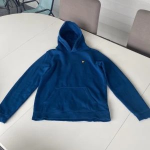 Blå Lyle/scott tjocktröja - Endast använd ett fåtal gånger. inga tecken på utslitning