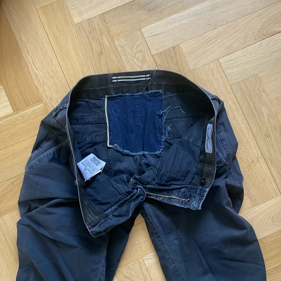 Mörkblå chinos från Stone Island - 4