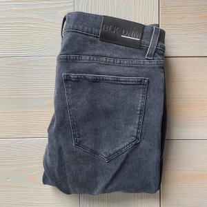 Svarta jeans från BLK DNM – slim fit, snygg passform 🖤 - Slim fit jeans från BLK DNM i storlek W30/L34. Tajt passform och stilren look – perfekt till sneakers och t-shirt. 🧼 Några små vita fläckar (se bild 5) 🖤 Sköna och snygga 💸 NU: 129 kr!  Passa på! Skickas inom 24h 📦