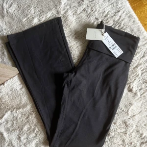 Soft touch folded trousers - Soft touch byxor från Gina Tricot i storlek S. Färgen är stone/mörkgrå. Helt nya med prislappen kvar. Slutsålda online.