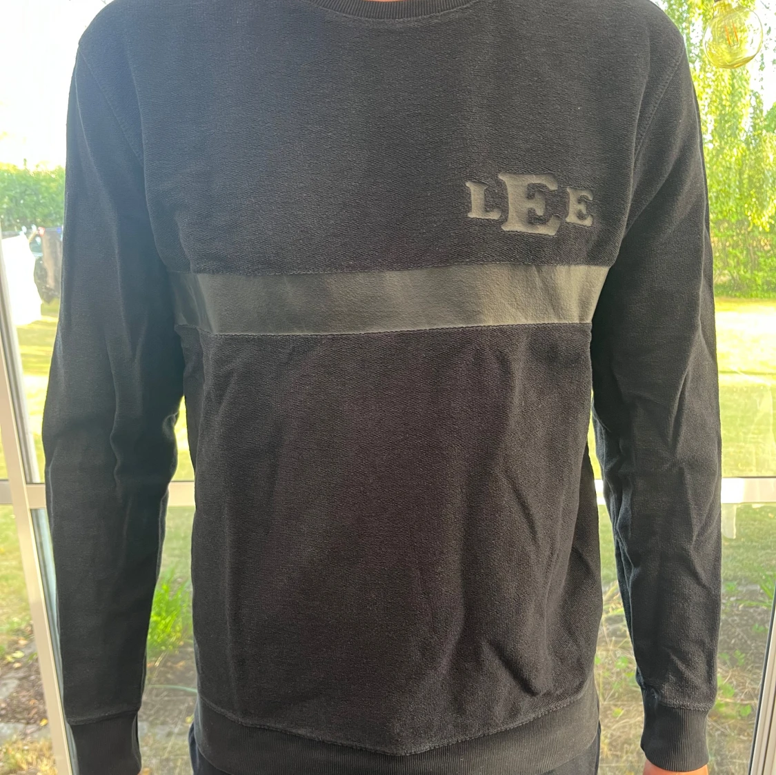 Svart sweatshirt från Lee med logga
