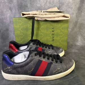 Gucci ace tiger monogram sneaker - Bra skick förutom vita märken på skon | Size uk 9 passar 42/43  | fraktar spårbart inom 24 timmar |  för att köpa klicka ” köp nu” | vid frågor skriv ett meddelande | inget medföljer 