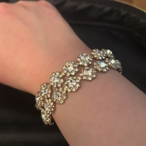 Glittrigt guldarmband med kristaller - Säljer ett par riktigt snygga armband. 🌸OBS : några små stenar har ramlat ifrån dem. Syns inte knappt, skriv kan skicka bild. 