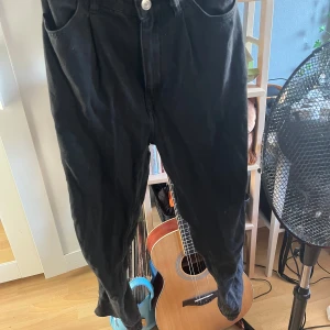 Svarta Loose Fit Jeans - Säljer ett par svarta jeans från H&M i loose fit-modell med hög midja. Storlek 34 🍒