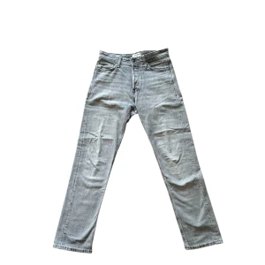 Ljusgrå Jack & Jones Jeans - Tja! Säljer dessa feta ljusgrå jeans från Jack & Jones. Nypris 600kr. Fint men använt skick, i modellen Relaxed Chris. Skriv vid minsta fundering, priset är självklart inte ristat i sten🤩🤩🤩