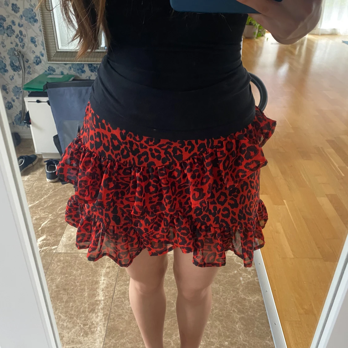 Röd leopardmönstrad volangkjol - 1