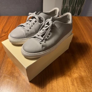 Axel Arigato Clean 90 grå - Grå läder sneakers från Axel Arigato. Skorna är tillverkade i slätt skinn. Har använt dem ca 5 gånger. Priset går att diskutera såklart. Om du har några funderingar fråga privat.