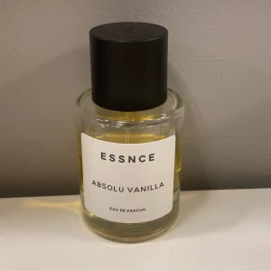 Essnce parfym  - Essnce parfym ”absolu vanilla”. Luktar verkligen såå gott men har tröttnat på doften så kommer ej till användning längre. Se bilder hur mycket som är kvar i :))