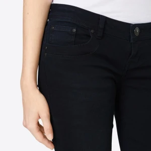 Jeans  - Populära jeans från Ltb i modellen Valerie, storlek W26L34, färg nattblå💕De har knappt blivit använda och är därför i nyskick! Hör av dig vid frågor eller behov av egna bilder, pris kan självklart diskuteras🙏