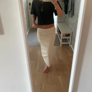 Beige stickad kjol - Randig i materialet, från zara, fint skick! 