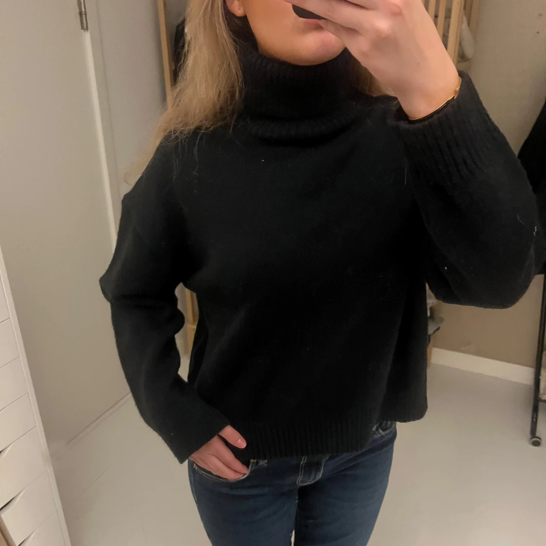 Svart polotröja i stickat material - 2