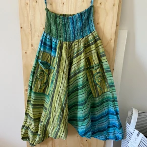 Coola harembyxor - Skitcoola byxor, tyvärr för korta för mig. Tror dom är hemmasydda så står ej storlek, men gissar på S-M.