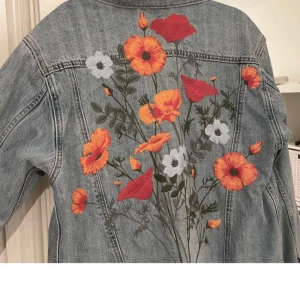 Jeansjacka med broderade blommor - SÖKER!Någon som har en sådan Levis jacka till salu eller vet var man kan köpa den?