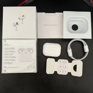 AirPods Pro 2nd Generation med MagSafe - Säljer ett par AirPods Pro 2nd Generation med MagSafe-laddningsetui. Komplett med originalkartong, laddkabel och extra öronproppar i olika storlekar. Mycket fint skick, inga synliga repor eller skador. Perfekt för brusreducering och trådlös musikupplevelse.