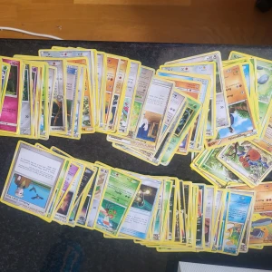 100st Pokémonkort - Blandad samling - Stor bunt med Pokémonkort! Perfekt för dig som vill bygga din samling, byta med vänner eller spela Pokémon TCG. Färgglada kort med olika Pokémon och tränare – en rolig mix för både nybörjare och samlare. Skapa ditt eget äventyr och hitta dina favoriter!