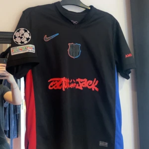 Lamine Yamal Barcelona borta tröja - Säljer min fina Barcelona borta tröja med Lamine Yamal på ryggen med nummer 19! Dessutom med Cactusjack märket vid framsidan! Storlek M. Pris 299kr. 